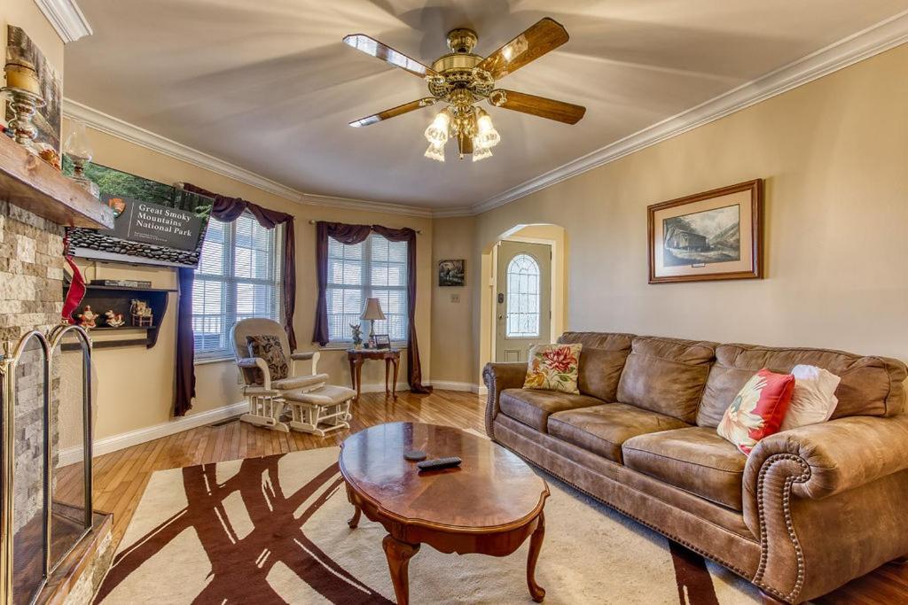 Ober Hideaway, Hot Tub, Wifi, 1089 Free Tickets Each Paid Day, Dollywood And More Gatlinburg Luaran gambar